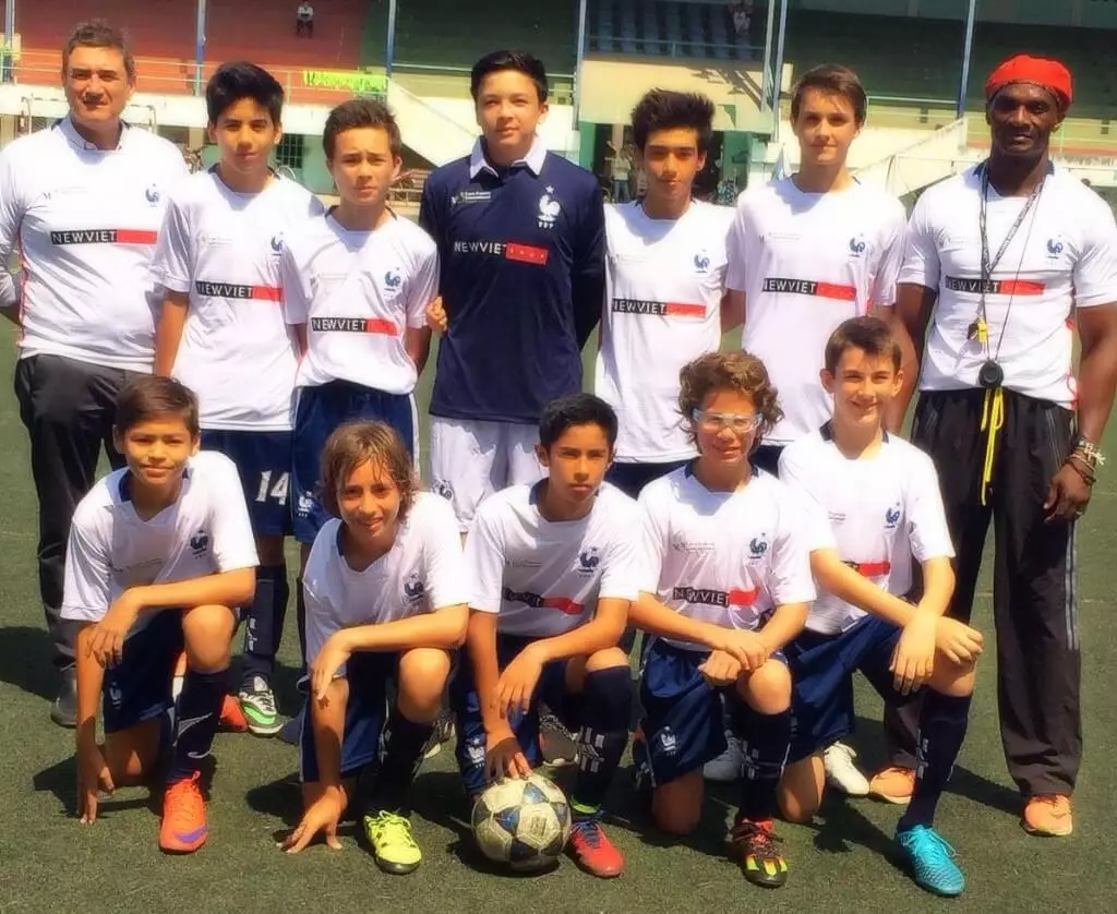 New Viet Shop tài trợ hoạt động bóng đá trường học
