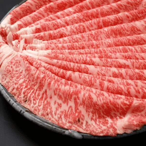 Wagyu là loại thịt bò từ Nhật Bản có phần thịt đỏ hồng, mềm và lớp vân mỡ cẩm thạch đặc trưng.