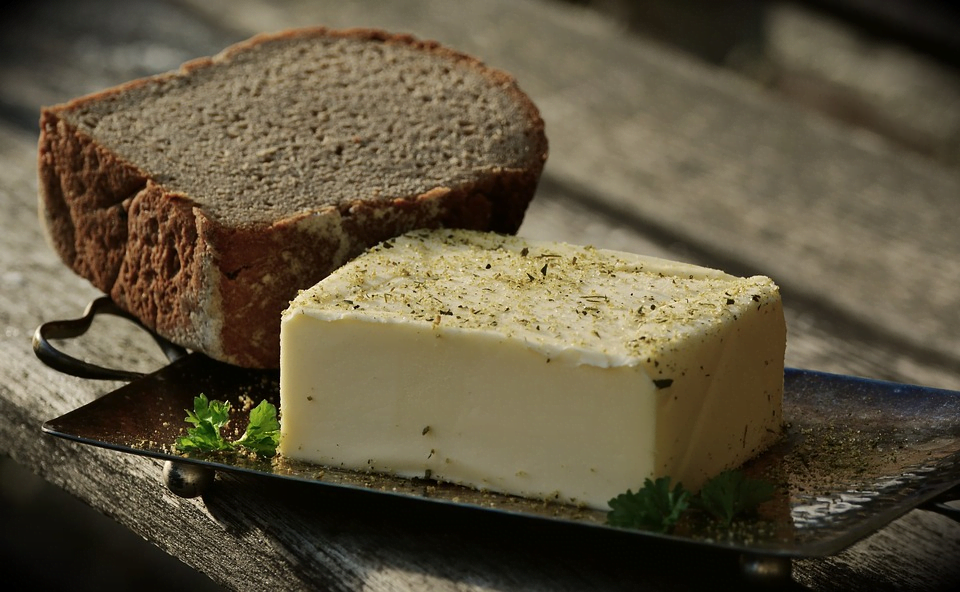 Bơ lạt có hương vị thơm, béo, cấu trúc bơ mềm và bề mặt bơ nhẵn mịn.