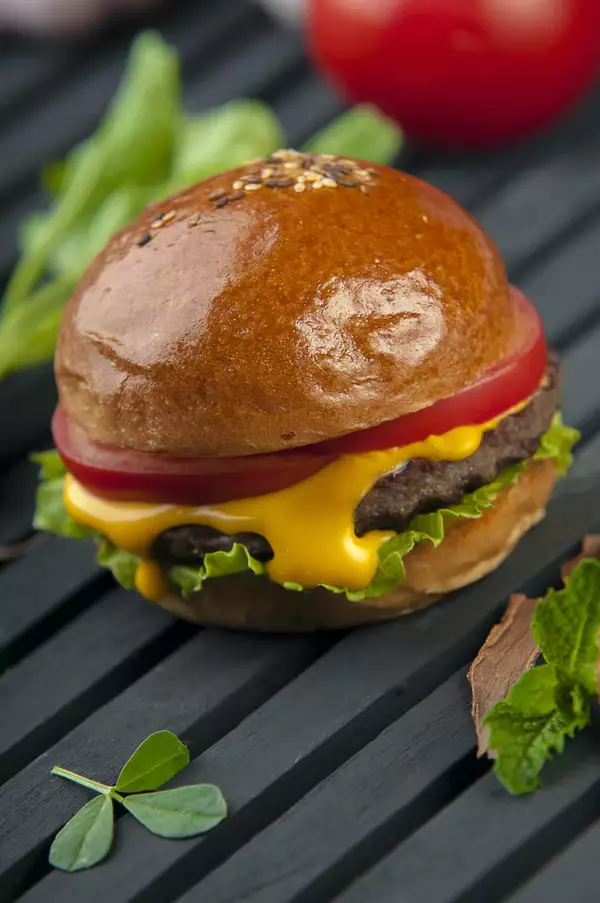 Một chiếc bánh hamburger với phô mai Cheddar